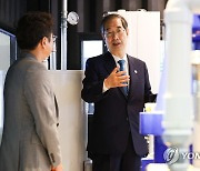 기후산업박람회 중소기업 전시관 찾은 한덕수 총리