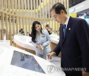 기후산업박람회 삼성 전시관 찾은 한덕수 총리