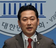 논평하는 장동혁 원내대변인