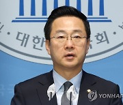 논평하는 박성준 대변인