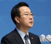 논평하는 박성준 대변인