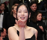 '데뷔 동시에 칸 입성' 비비, "공짜로 배 탄 느낌"…뒤태 드레스도 화제