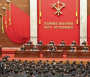북한 정치국 "6월 상순 전원회의 소집"… 상반기 총화