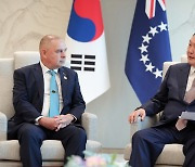 쿡제도 마크 브라운 총리와 양자 회담하는 윤 대통령