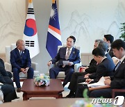 尹, 태평양도서국 마셜제도 대통령과 양자 회담