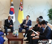 윤 대통령, 태평양도서국 니우에 총리와 양자 회담