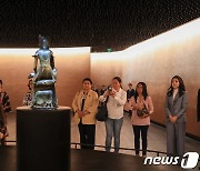국립중앙박물관 전시 관람하는 김건희 여사