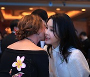 태도국 정상 배우자들과 인사하는 김건희 여사