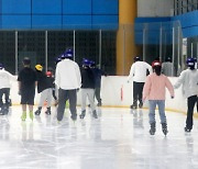 [포토] 연휴 마지막날…스케이트장 찾은 시민들