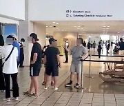 [속보]태풍에 발 묶인 괌 관광객 태운 첫 항공편 인천공항 도착