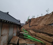 전북 익산 225㎜ 폭우…차량 침수·축대 붕괴  피해