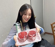 효민 "세상에 하나뿐인 케이크"…유리·주원·이정신과 한우 파티