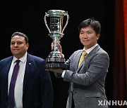 ITTF '이집트컵' 전달 받은 유승민 대한탁구협회장