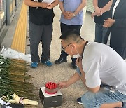 올해도 대신 끄는 케이크 촛불…"김군, 26번째 생일 축하해"