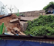 전북 지역 폭우로 축대 붕괴·차량 침수 등 피해 잇따라