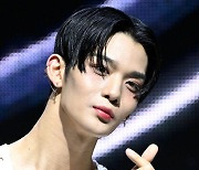 CIX 배진영,'FIX 향해 하트' [사진]