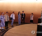 김건희 여사, 태평양도서국 정상 배우자들에게 반가사유상 소개