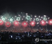 밤하늘 수놓은 6만발 불꽃…포항국제불빛축제 25만명 찾아 성황