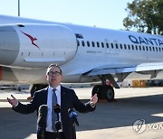 AUSTRALIA QANTAS BOEING 717 DEPARTURE