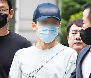 ‘부친 살해·시신유기’ 30대 男…영장심사 출석해 ‘묵묵부답’