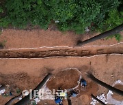 양팔 꺾이고 신발 신은 채…'부역혐의 희생' 유해 60여구 발굴