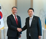 호주 부총리 접견한 尹 “인태 중요 파트너…협력 확대 기대”