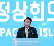 지지율 상승에 국정운영 자신감 회복한 尹…기자회견 검토