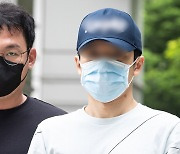 '부친 살해 후 집수정 유기' 아들 영장심사 출석…'묵묵부답'