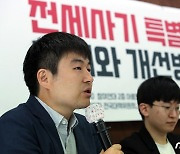 좌담회 진행하는 김주호 팀장