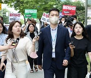 노조 항의에 MBC 압수수색 불발