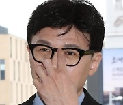 취재진 질문 듣는 한동훈 장관