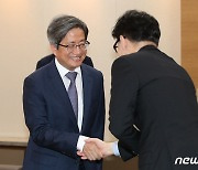 인사 나누는 김명수 대법원장과 한동훈 장관