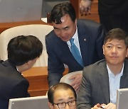 윤관석·이성만, 국회 본회의 출석
