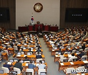 '돈 봉투 의혹' 윤관석·이성만 체포동의안 본회의 보고