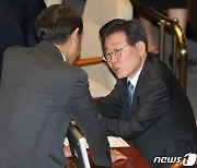 김영호 의원과 대화하는 이재명 대표