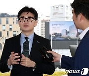 질문에 답하는 한동훈 장관