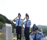 '호국영령 묘역마다 태극기를'