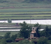 북한군 초소 뒤로 움직이는 트랙터