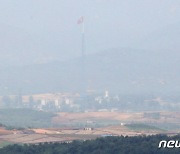 북한, 6월 정찰위성 발사 예고…나부끼는 인공기