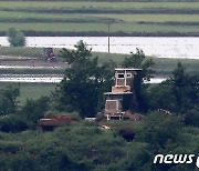 북한군 초소와 트랙터