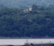 인공기 나부끼는 북한군 초소