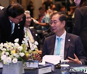 박형준 부산시장과 대화하는 한덕수 총리