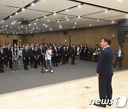 염종현 경기도의회 의장 “정책지원관-사무처 시너지”…78명에 임용장