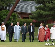 청와대 상춘재 걷는 윤 대통령과 종교지도자들