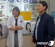 매장 밖 쓰러진 홀몸노인 생명 구한 안경사 '화제'