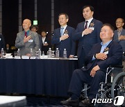 국기에 경례하는 이종호 장관