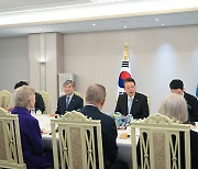 尹, 국제 원로 자문그룹 접견…'기여외교' 확대 의지 표명