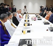 尹 대통령, 종교 지도자들과 오찬…"국정운영 방향 고견 나눠"