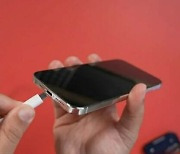 아이폰15 시리즈 모형 공개…"USB-C·둥근 모서리 눈길"