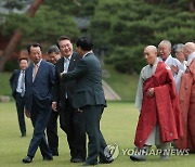 종교지도자 만나 외교·교육개혁 강조한 尹